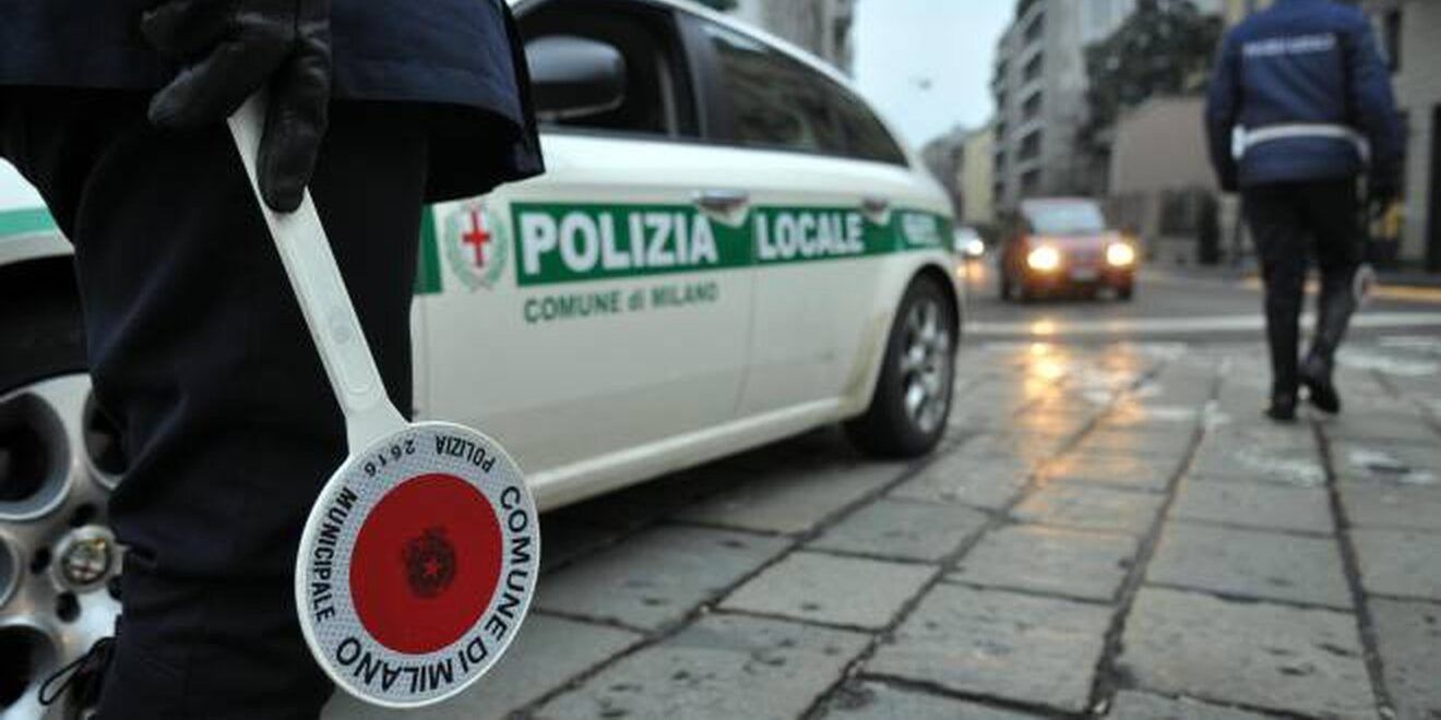 Milano, colpisce a bastonate cinque vigili urbani
