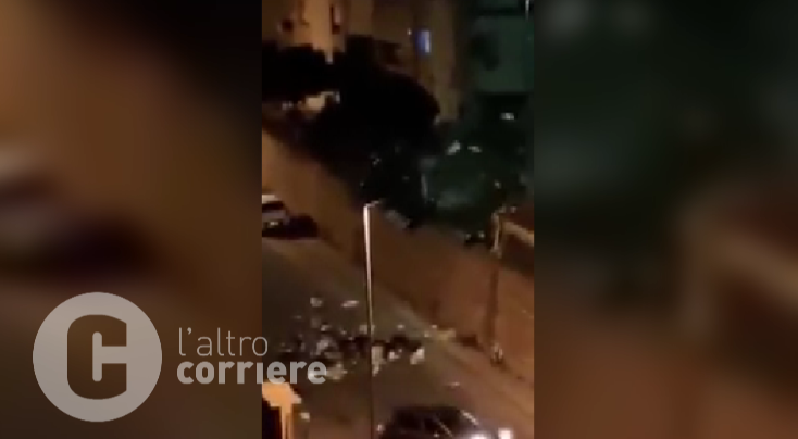 Reggio, un nuovo “sport”: il lancio dei rifiuti in strada – VIDEO