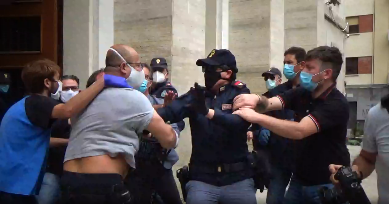 Cosenza, baruffa con la polizia alla manifestazione sulla crisi economica – VIDEO