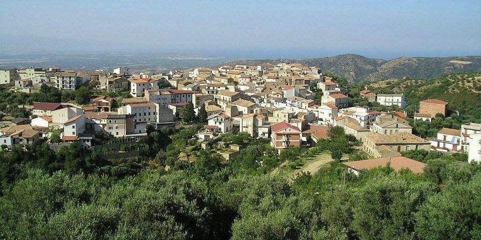 San Giorgio Albanese, la maggioranza sui dimissionari: «Venuta meno la fiducia». Ecco la nuova giunta