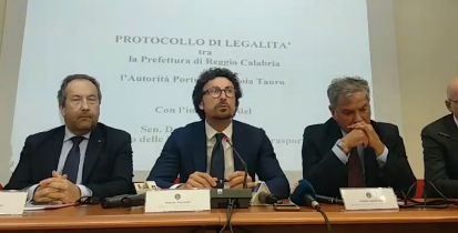 Toninelli a Gioia Tauro: «Legalità punto di partenza, via le mele marce dal porto» – VIDEO