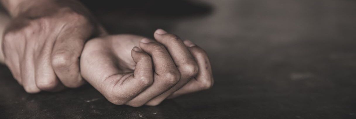 Alto Adige, 14enne stuprata da due uomini alla festa di paese