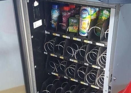 Crotone, arrestati all’interno di una scuola mentre tentano di forzare il distributore automatico