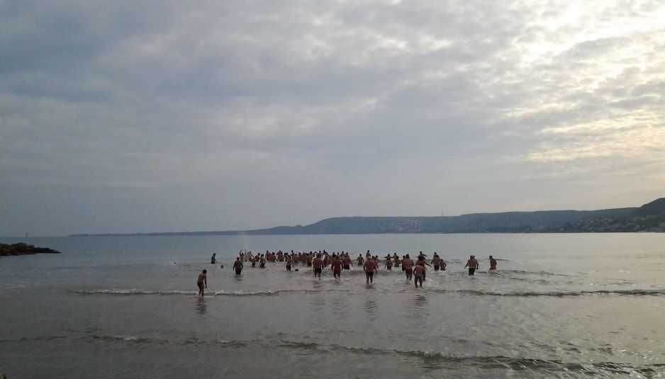 La Calabria si tuffa in mare per accogliere il 2016