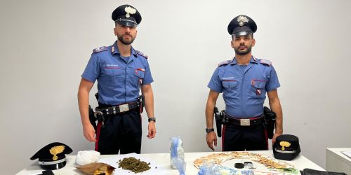 Sorpreso a nascondere la droga nella siepe, ai domiciliari un uomo a Reggio Calabria
