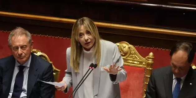 Meloni “apre” alle opposizioni. Ma è scontro in aula