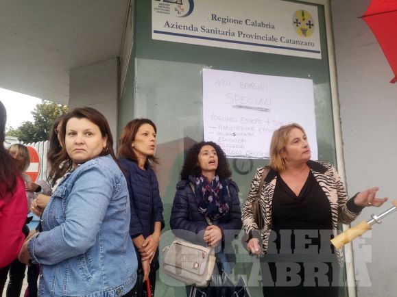 Bimbi disabili, a Lamezia genitori esasperati: «Nessuno ci ascolta, Cotticelli ci aiuti»