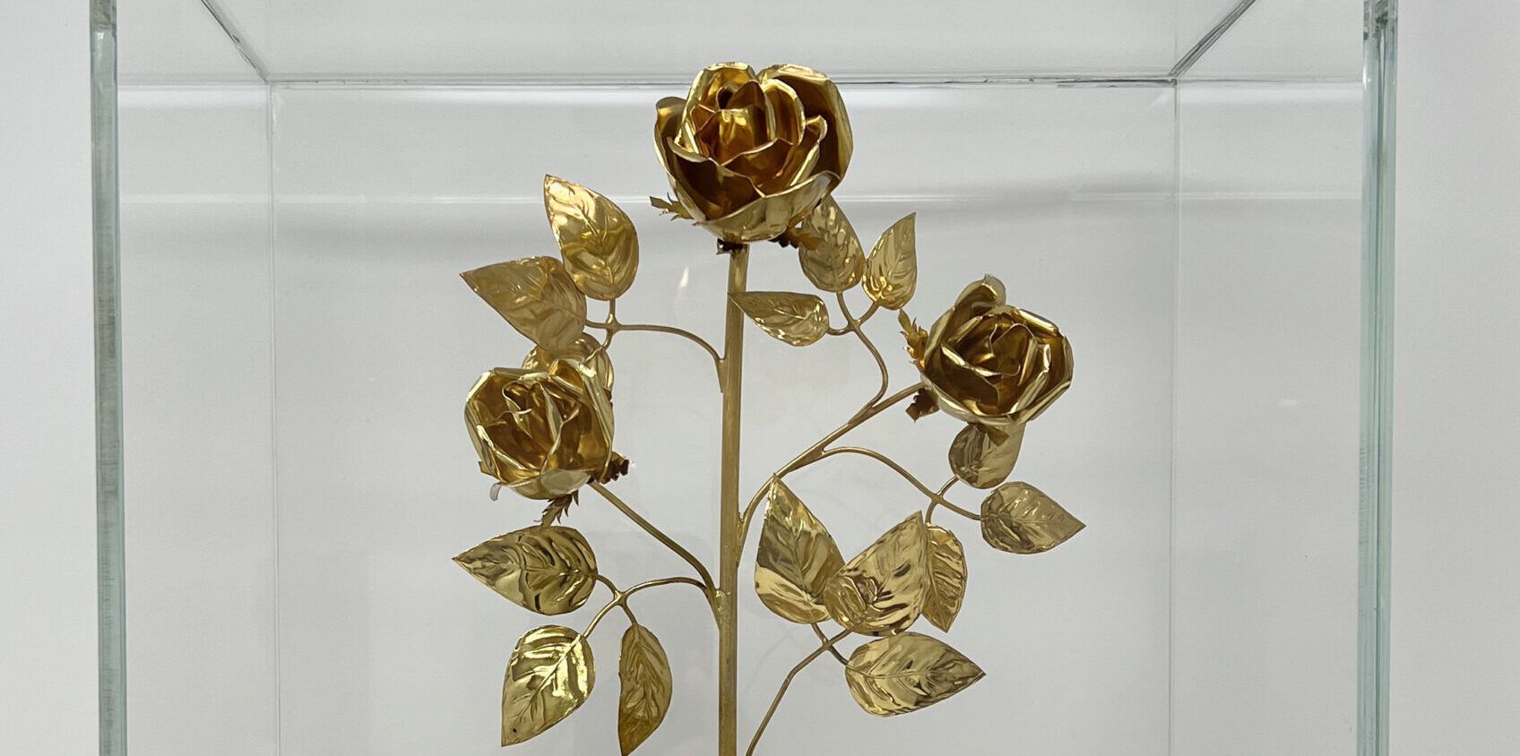 Michele Affidato ha realizzato la “rosa d’oro” per il SS Crocifisso di Cutro