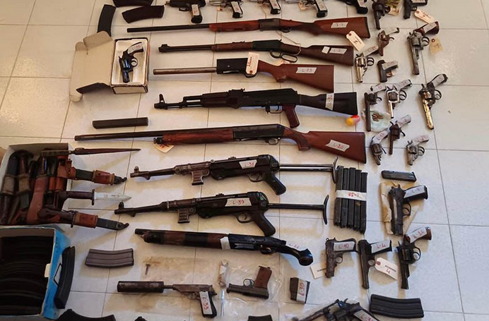 Arsenale clandestino ad Acquappesa: mitra e Kalashnikov nascosti in uno studio professionale