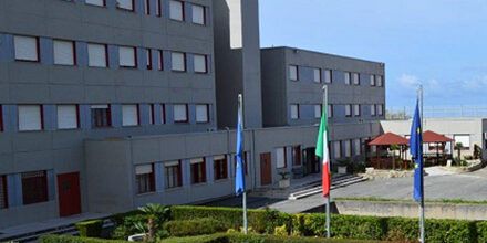 Blitz nel carcere di Paola, sequestrati cellulari e armi rudimentali