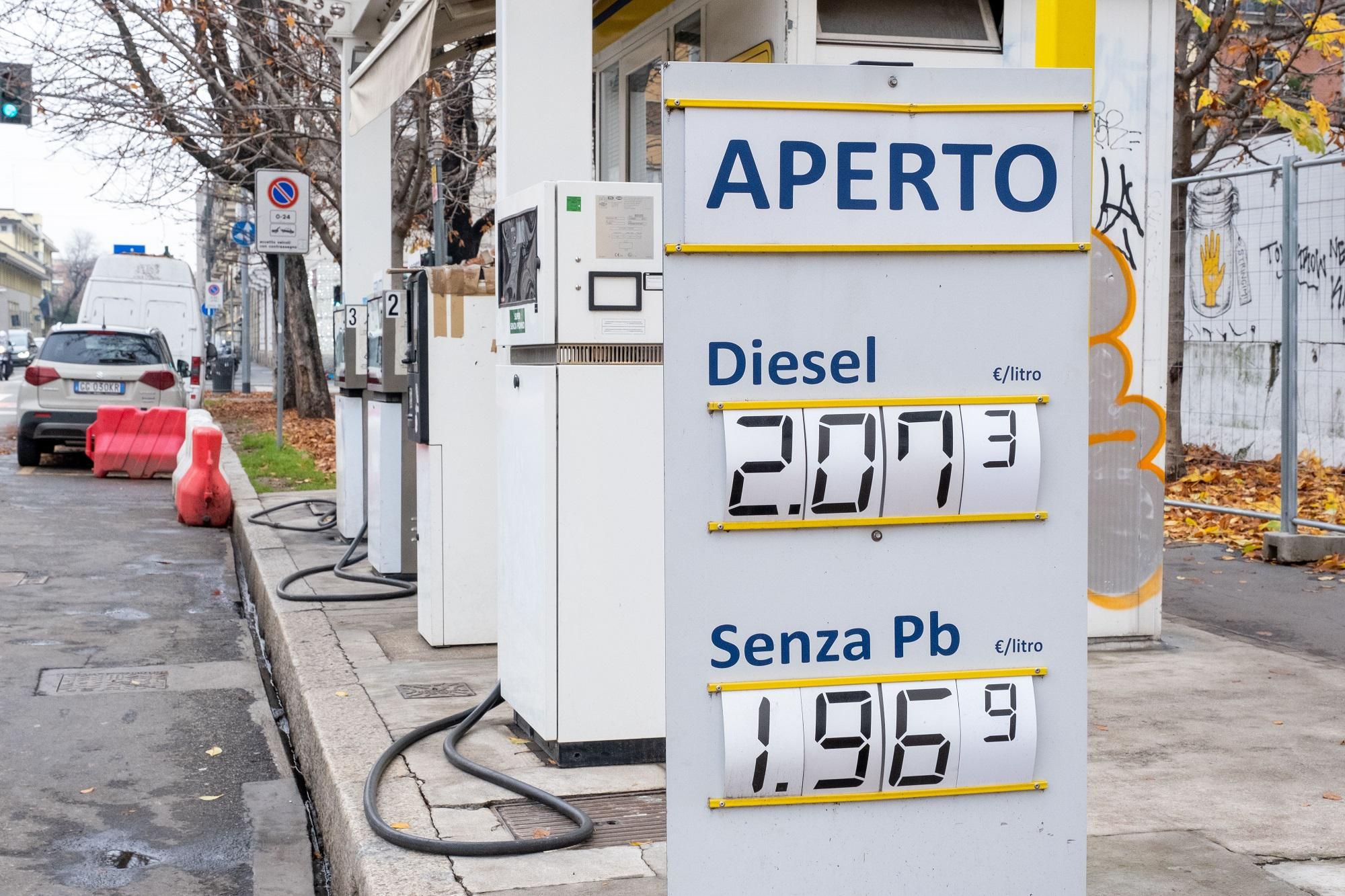 Carburanti, i prezzi salgono in tutta Italia: diesel oltre 2,1 euro