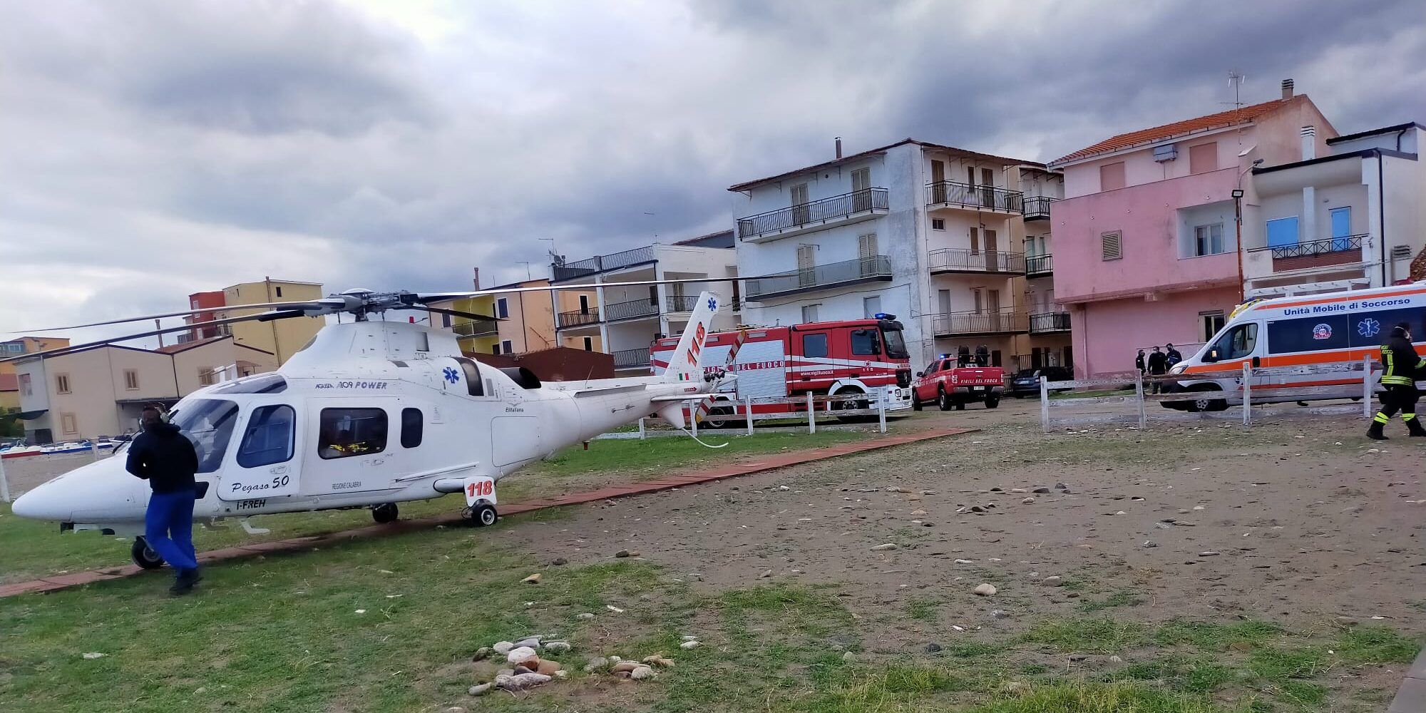 Corigliano Rossano, vuole liberarsi dai moscerini ma si ustiona: elitrasportato un 29enne