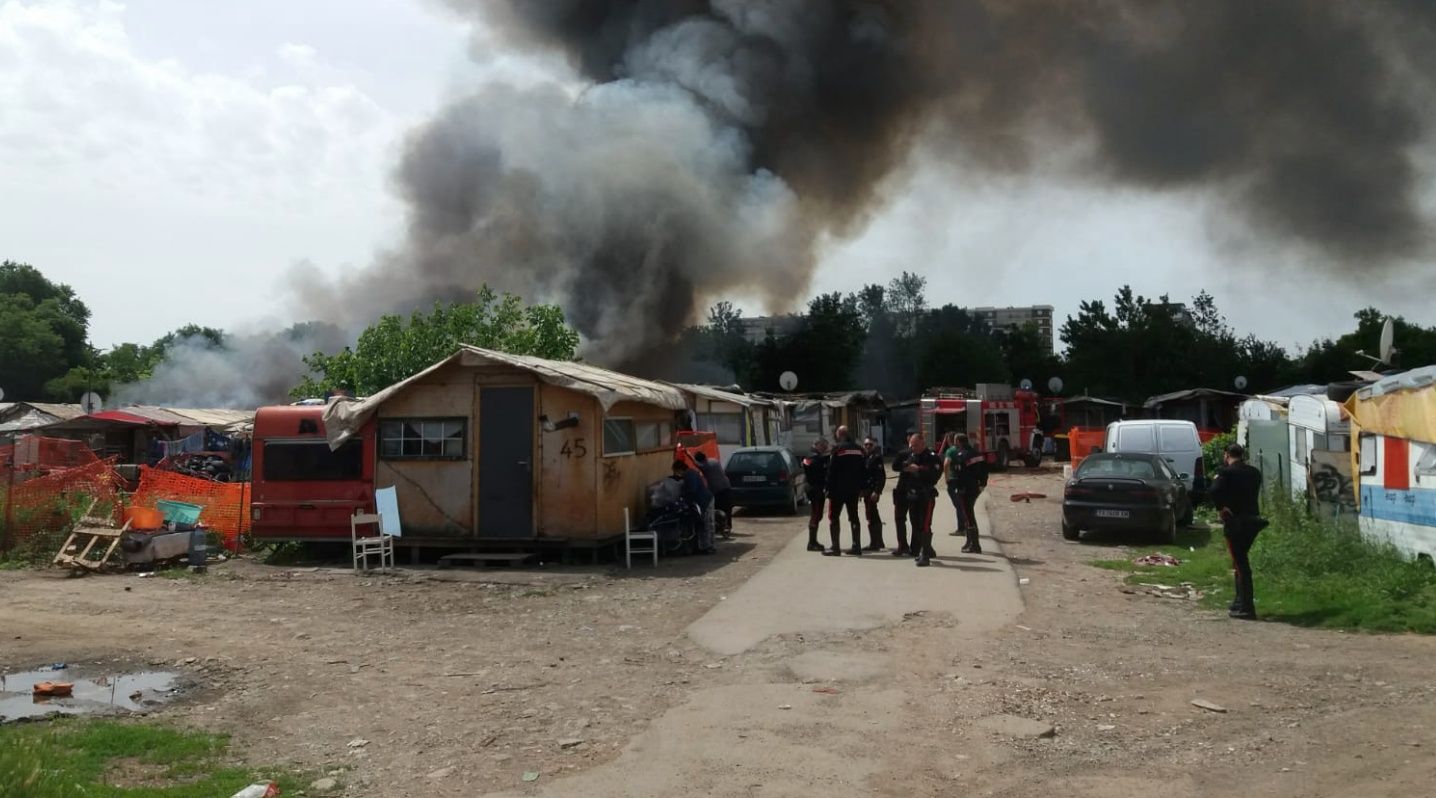 Incendio in un campo nomadi a Foggia, morti due fratellini