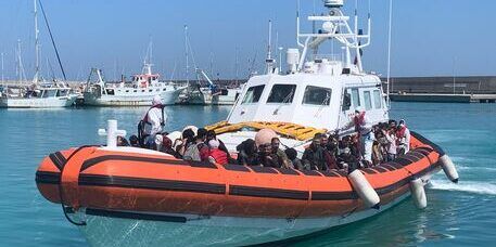 Porto di Roccella Jonica sotto pressione: 3 sbarchi in 10 ore, arrivati oltre 200 migranti
