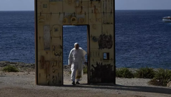 Papa Leone XIV a Lampedusa attraversa da solo la Porta d’Europa