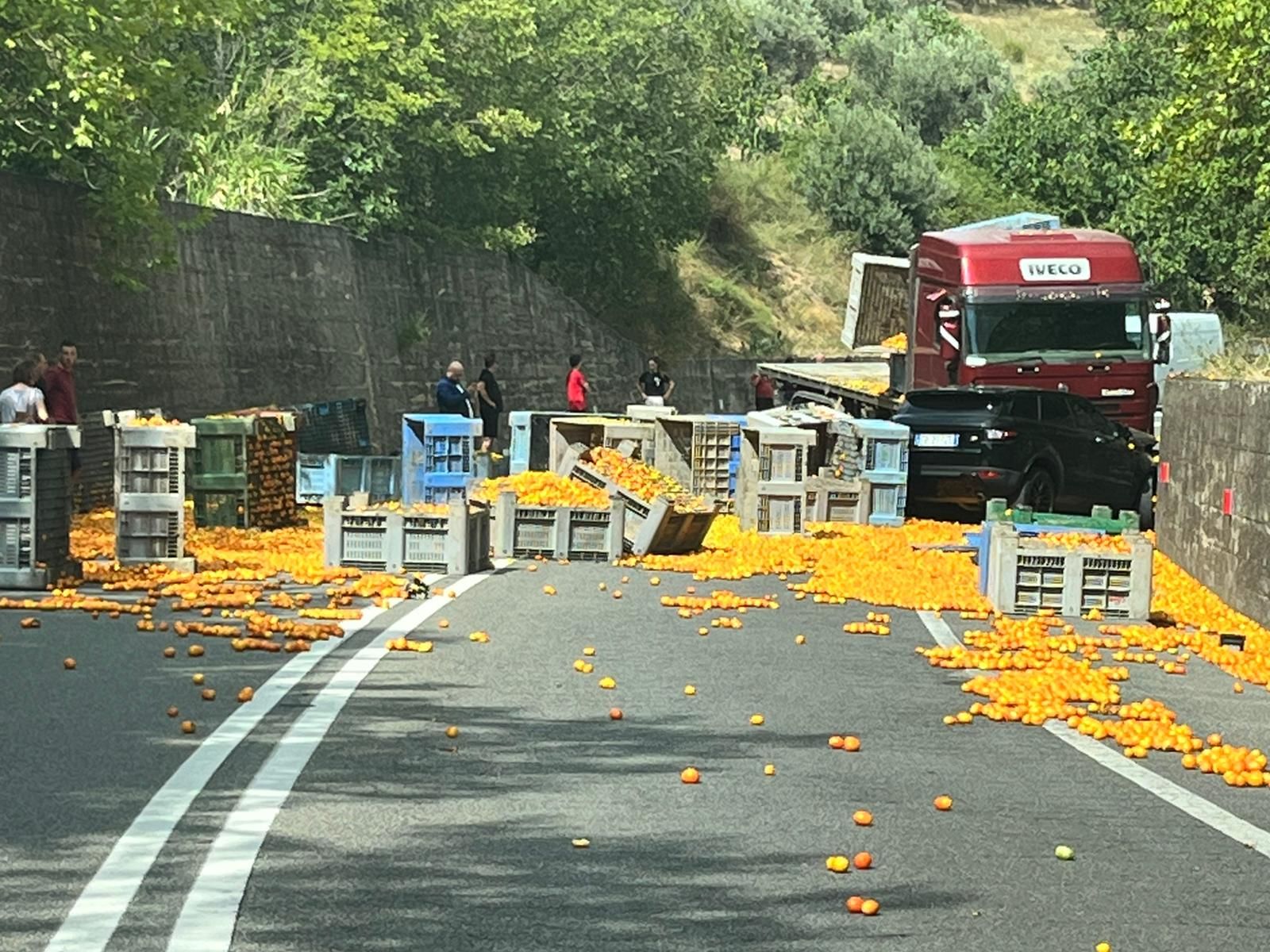 Tre veicoli coinvolti in un incidente sulla Ss 107 a Cosenza: tre feriti, uno è grave