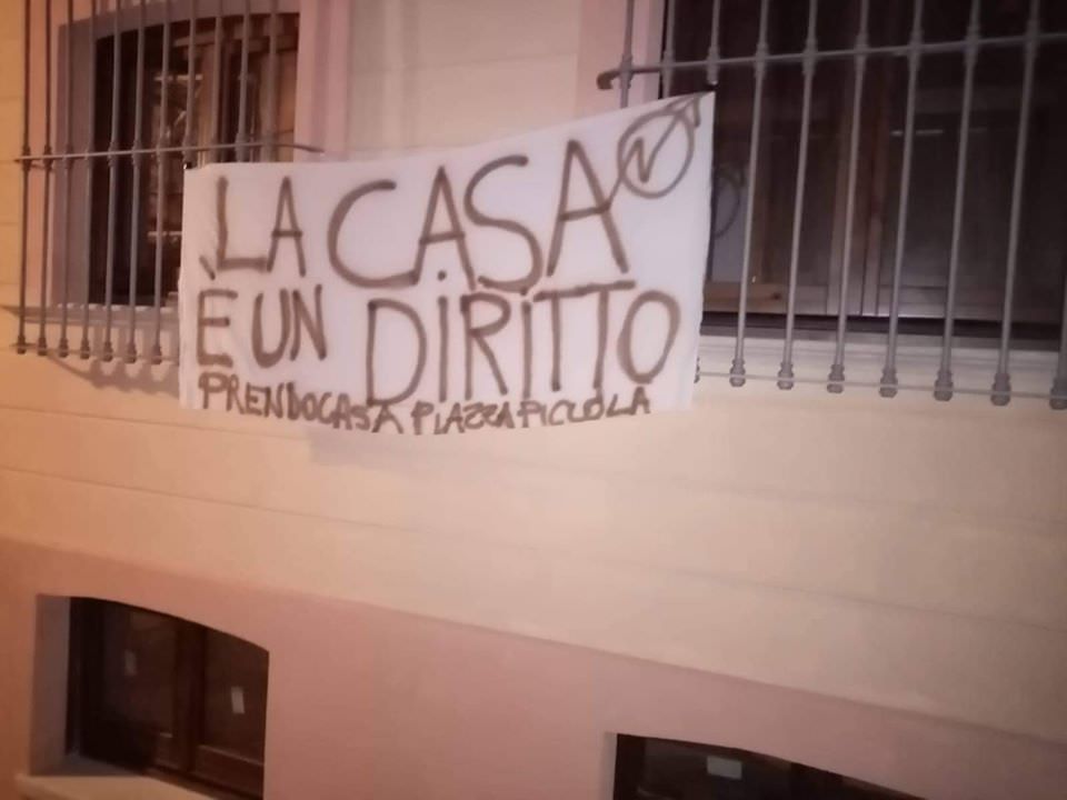 Cosenza, "Piazza Piccola" occupa Palazzo Alimena