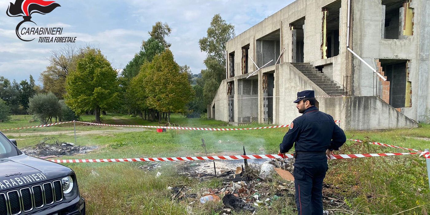 Danno fuoco ai rifiuti in un campo, titolare di una ditta e operai denunciati