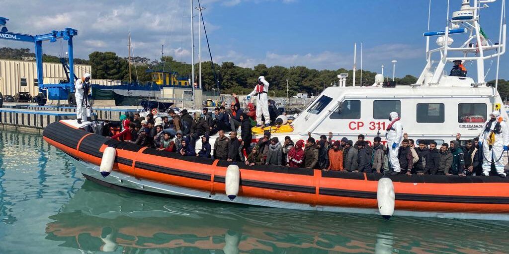 Roccella, sbarcati i migranti soccorsi nel mare Jonio. Hanno viaggiato 5 giorni