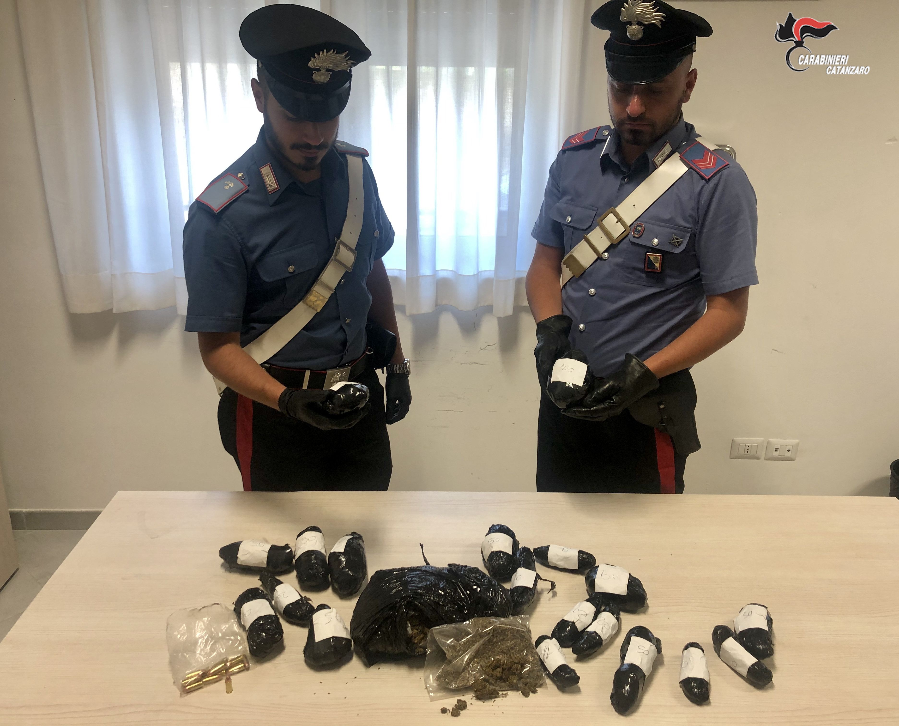 Lamezia, droga e munizioni trovate in casolare disabitato