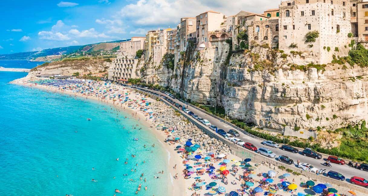 Caro ombrellone, pioggia di aumenti: Tropea mantiene il primato – I PREZZI