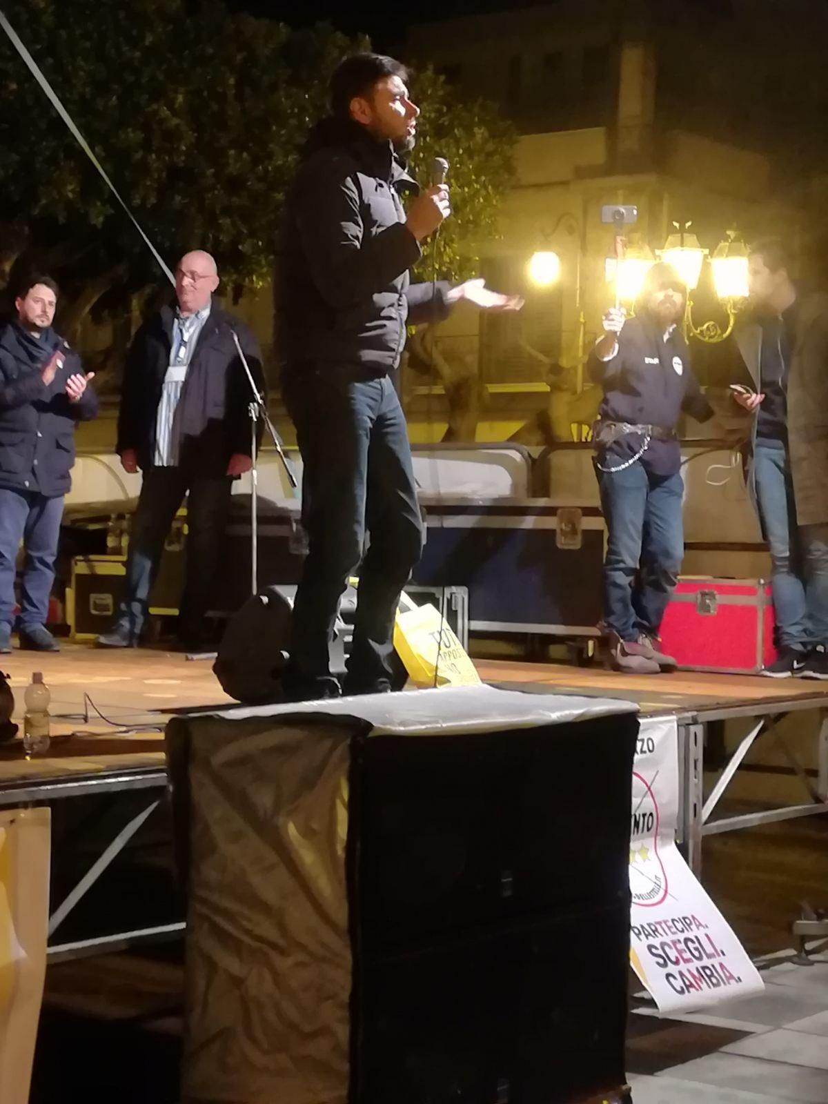 Di Battista a Locri: «La nostra ricetta per un Paese in macerie»