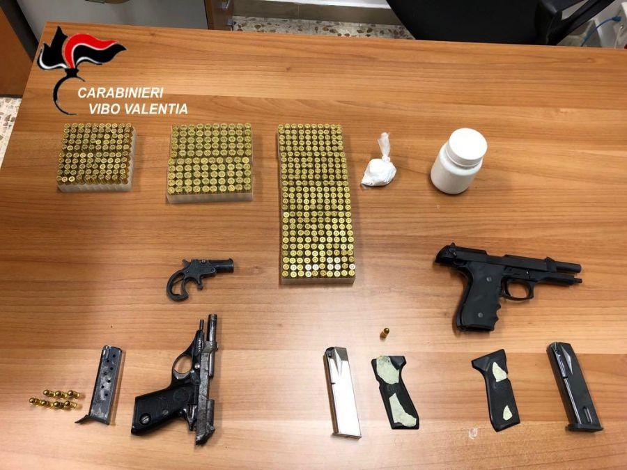 Pistole clandestine e munizioni in casa, un arresto a Vibo