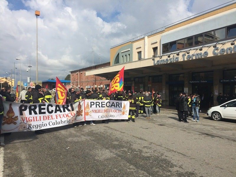 I vigili del fuoco bloccano Lamezia