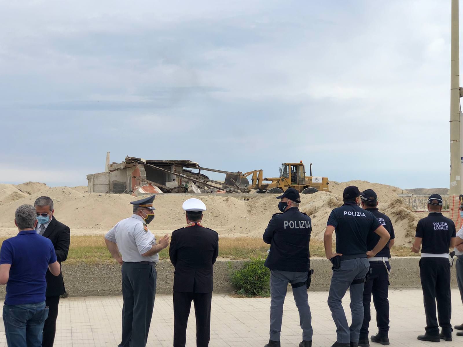 Demolita l'Arca di Noè a Corigliano Rossano, le reazioni politiche e sociali
