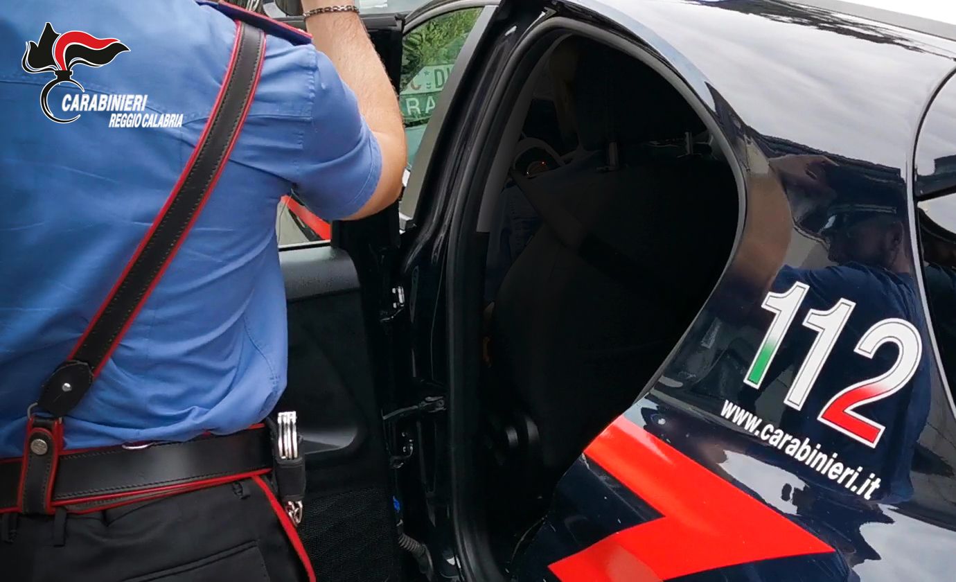 Minaccia un’anziana con un coltello, divieto di avvicinamento con braccialetto elettronico per un 40enne nel Reggino