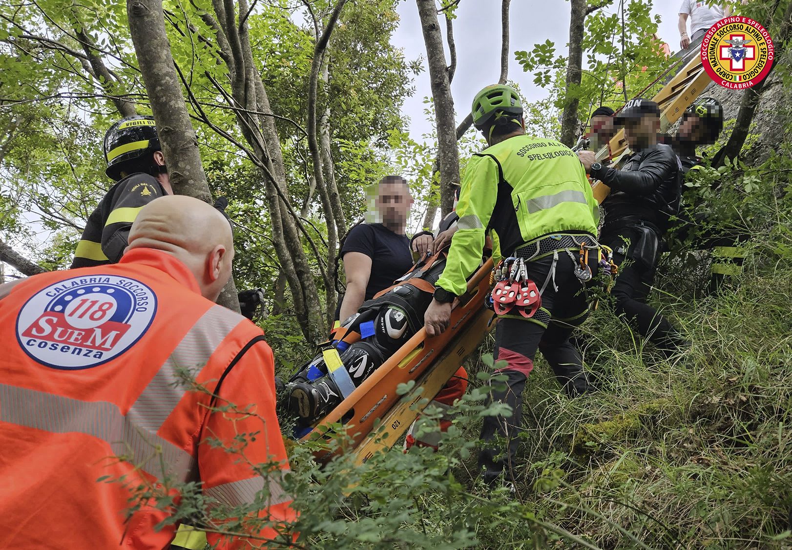 Precipita in un dirupo, salvato 38enne a Morano Calabro