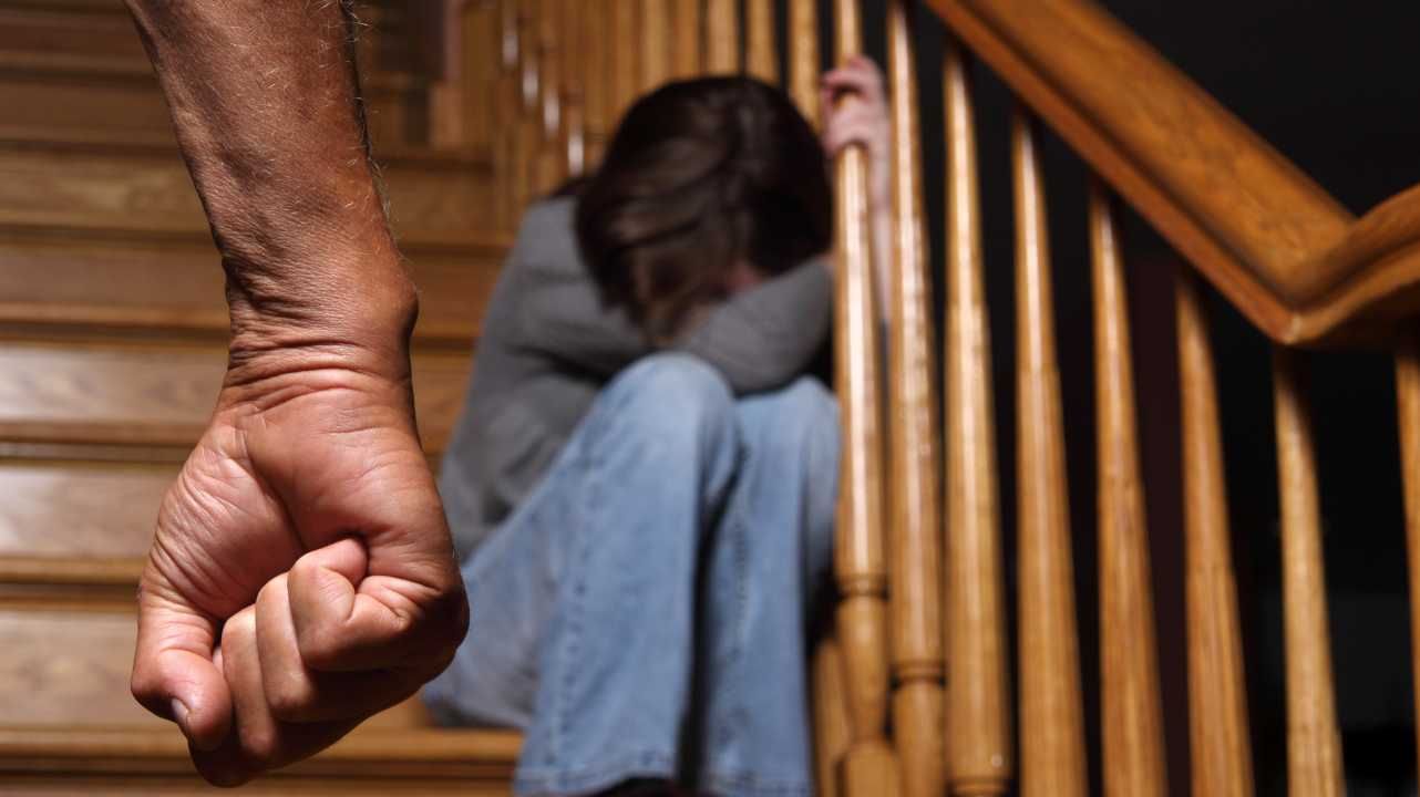 Maltrattamenti continuati ai danni della ex a Cosenza, scatta il divieto di avvicinamento