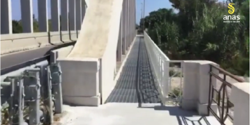 SS 106, completata la nuova passerella pedonale sul ponte Vodà a Badolato – VIDEO