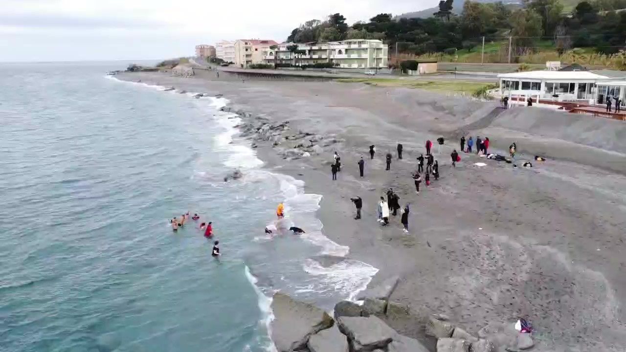 A Falerna il Tuffo Solidale di Capodanno della “Lucky Friends” – VIDEO