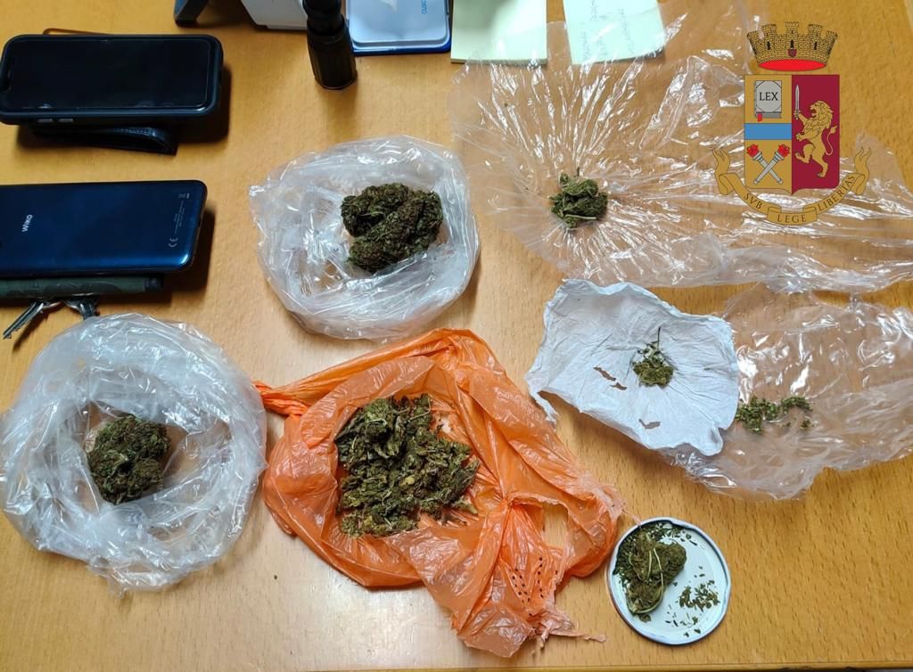 Costa degli Dei, i controlli della Polizia: sequestrata marijuana