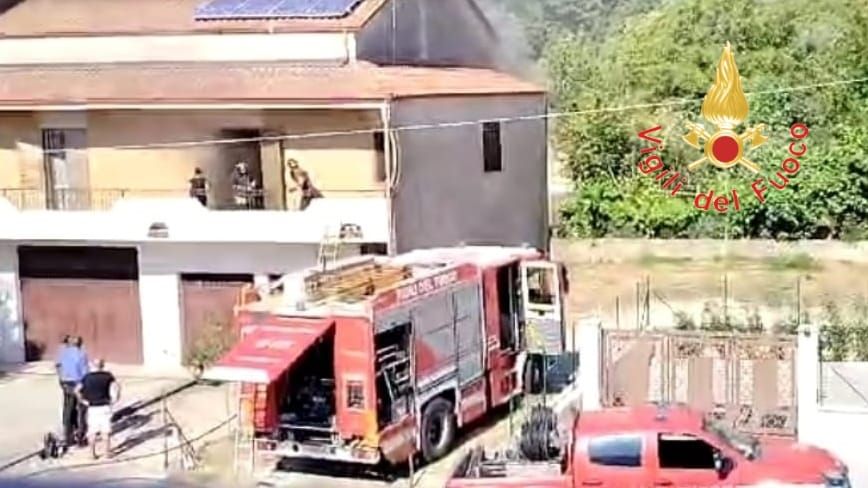 In fiamme un appartamento. La donna si è rifugiata sul balcone