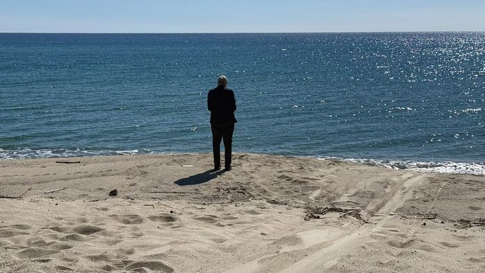 Sulla spiaggia della tragedia, la preghiera di Don Ciotti per le vittime di Steccato di Cutro