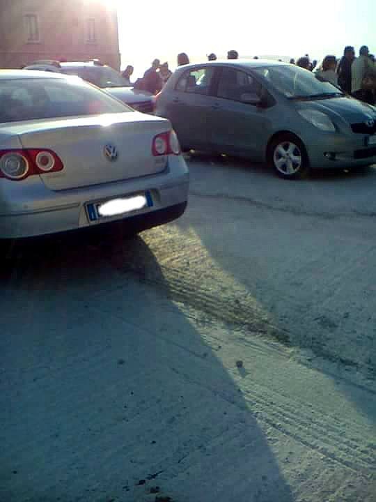 Capo Colonna, sul "sagrato" si parcheggia