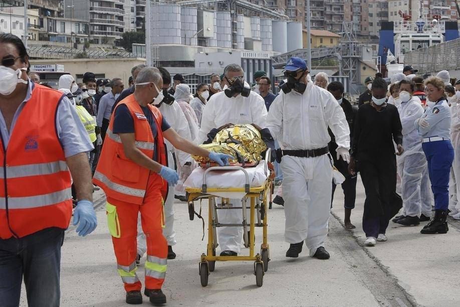 Settantasette disperati soccorsi tra gli scogli