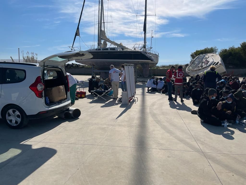 Anche il cadavere di un giovane tra i migranti arrivati a Roccella. Salvate oltre 500 persone – VIDEO