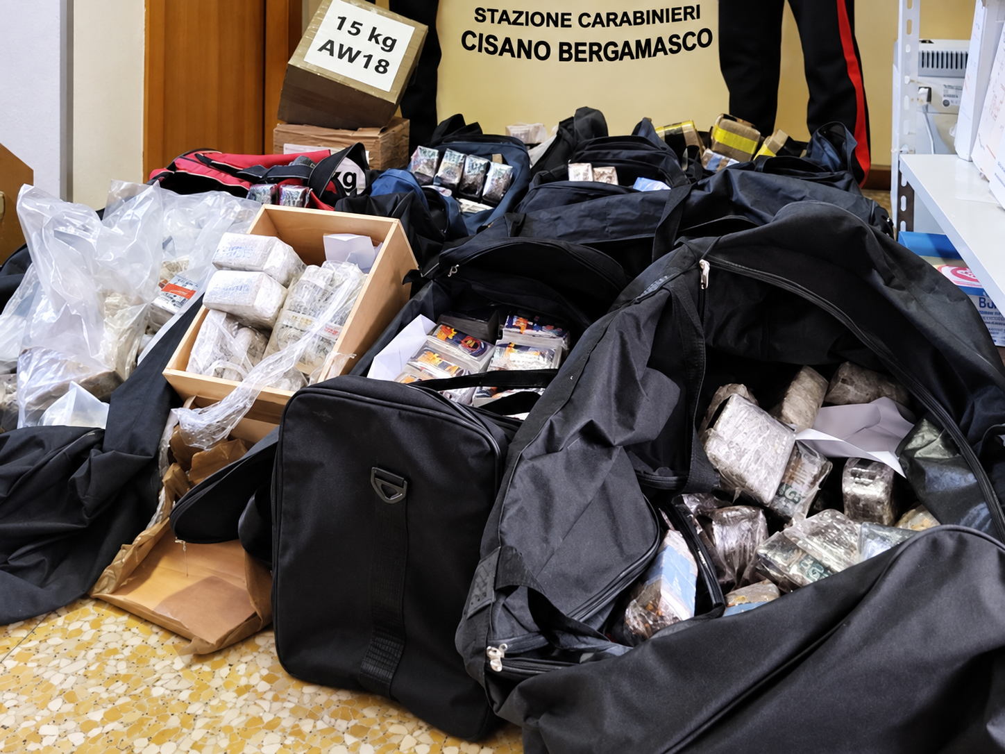 Porta a spasso il cane e sente odore di hashish, trovati 230 chili di droga