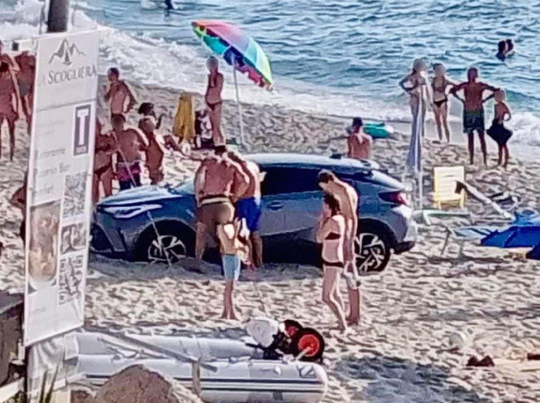 Capo Vaticano, manovra sbagliata e finisce con l’auto sulla spiaggia del Tono