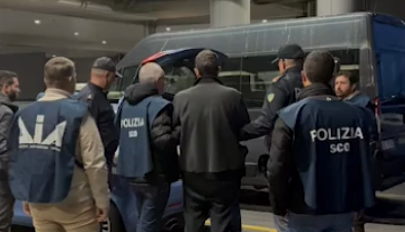 ‘Ndrangheta, atterrato il latitante Luciano Camporesi: ad attenderlo la polizia di Reggio Calabria – VIDEO