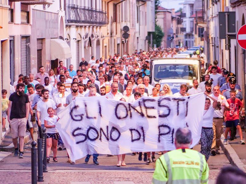 «Gli onesti sono di più», Lonate Pozzolo in piazza contro la 'ndrangheta – VIDEO