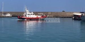 Nuovo sbarco di migranti a Roccella Jonica: soccorsi in 43 alla deriva su un’imbarcazione partita dalla Libia