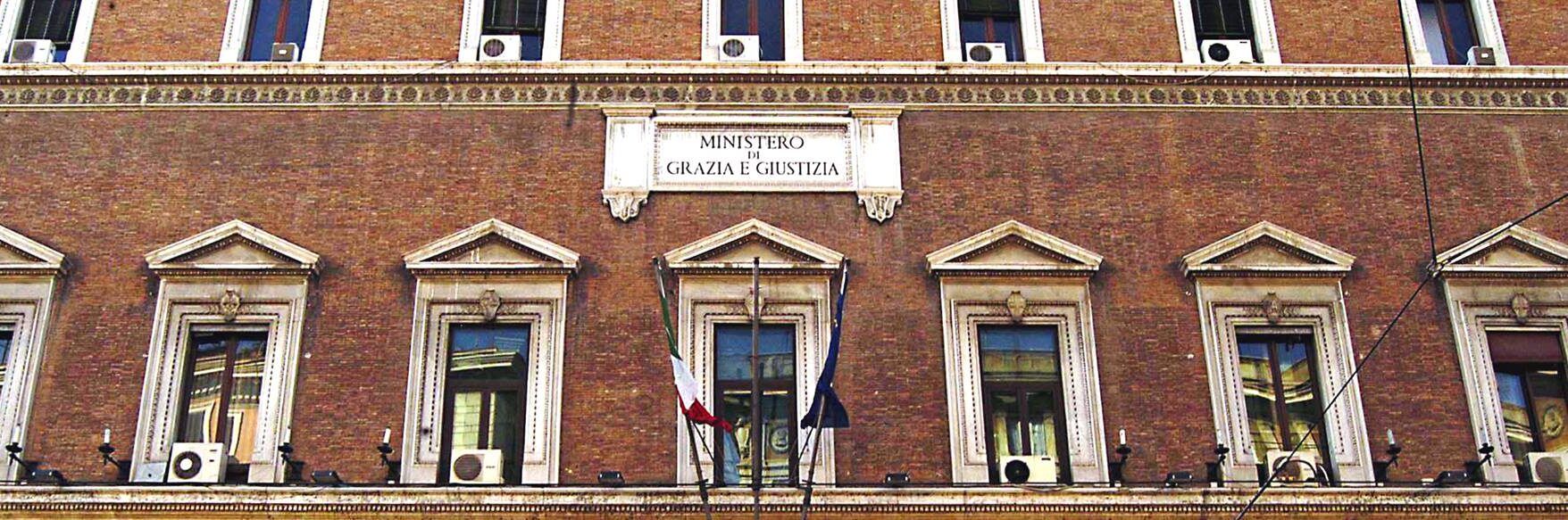 «Francesco antipapa che si è impossessato della Chiesa». Bufera su un dirigente