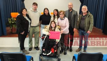 Il cuore dei liceali batte per Noemi e la macchina dei sogni – VIDEO