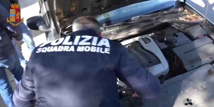 Vendevano auto rubate, 9 misure cautelari a Caltanissetta. Sequestri (anche a Reggio Calabria) per un milione di euro