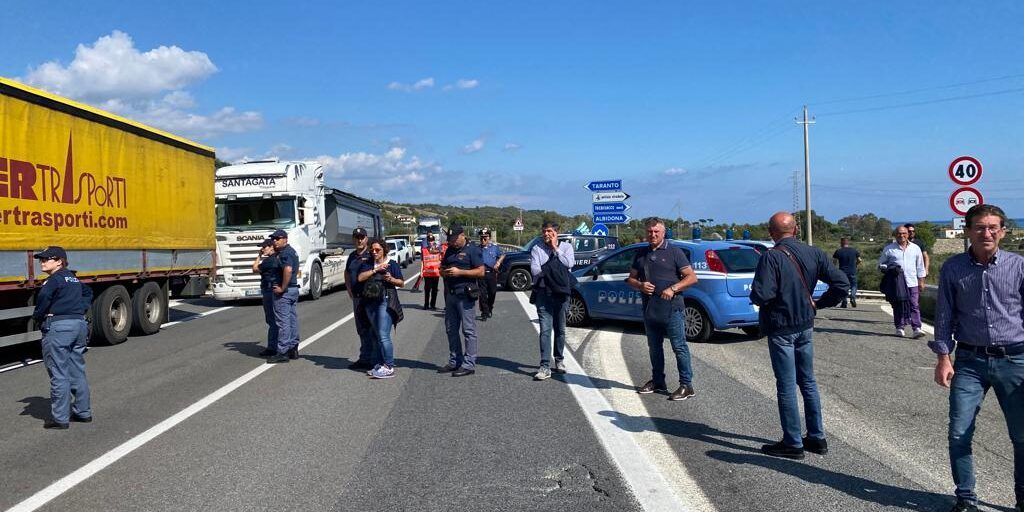 Consorzio di bonifica dello Jonio cosentino, nuova protesta: occupata la statale 106 (in attesa di una riunione in Regione) – FOTO