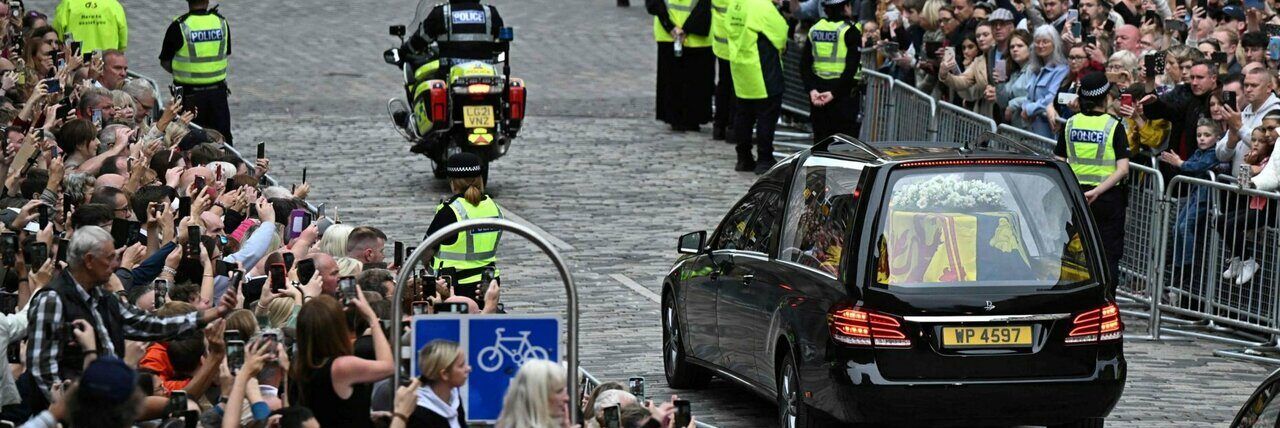 Folla a Edimburgo per il primo omaggio alla Regina